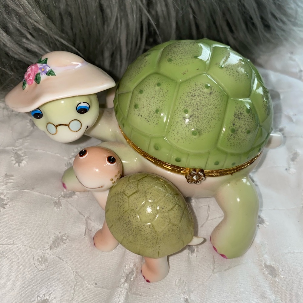 Adorable music box glass